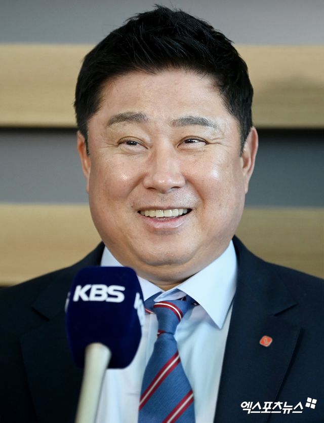 김태형 롯데 자이언츠 감독이 31일 인천국제공항을 통해 팀의 2024 시즌 1차 스프링캠프가 진행되는 괌으로 출국했다. 고아라 기자 