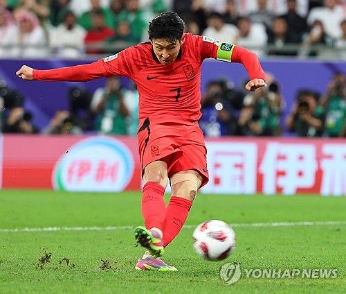 0일(현지시간) 카타르 알라이얀 에듀케이션 시티 스타디움에서 열린 2023 아시아축구연맹(AFC) 아시안컵 16강전 한국과 사우디아라비아의 경기. 승부차기 한국의 첫번째 키커로 나선 손흥민이 골을 성공시키고 있다. 연합뉴스