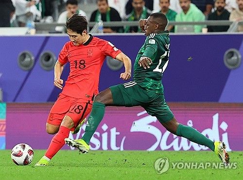 30일(현지시간) 카타르 알라이얀 에듀케이션 시티 스타디움에서 열린 2023 아시아축구연맹(AFC) 아시안컵 16강전 한국과 사우디아라비아의 경기. 이강인이 사우디 수비를 앞에 두고 크로스를 올리고 있다. 연합뉴스