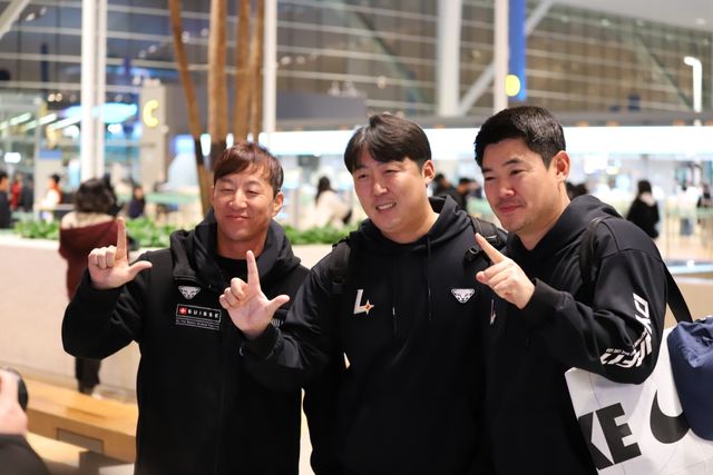 SSG 배영수 투수코치, 투수 노경은, 고효준이 30일 인천국제공항 제2여객터미널 출국장에서 사진촬영에 임하고 있다. SSG 랜더스 제공