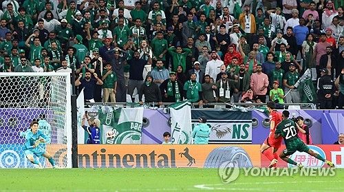 30일(현지시간) 카타르 알라이얀 에듀케이션 시티 스타디움에서 열린 2023 아시아축구연맹(AFC) 아시안컵 16강전 한국과 사우디아라비아의 경기. 연장 후반 종료 직전 조현우가 사우디 압둘라 라디프의 슛을 막아내고 있다. 연합뉴스