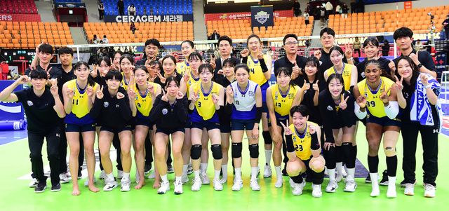 31일 페퍼저축은행전 승리로 7연승을 질주한 여자프로배구 현대건설 선수단. KOVO 제공
