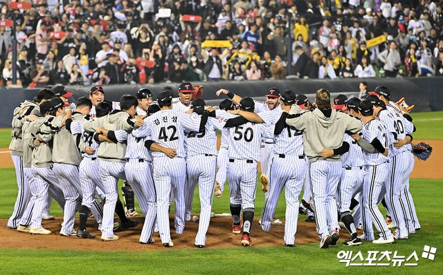 LG 트윈스 선수들이 11일 서울 잠실야구장에서 열린 KT 위즈와의 준플레이오프 5차전에서 승리해 플레이오프 진출을 확정한 뒤 세리머니하고 있다. 잠실, 김한준 기자