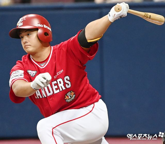 2일 오후 서울 구로구 고척스카이돔에서 열린 '2023 신한은행 SOL KBO리그' SSG 랜더스와 키움 히어로즈의 경기, 2회초 1사 2,3루 SSG 강진성이 1타점 적시타를 날리고 있다. 엑스포츠뉴스 DB