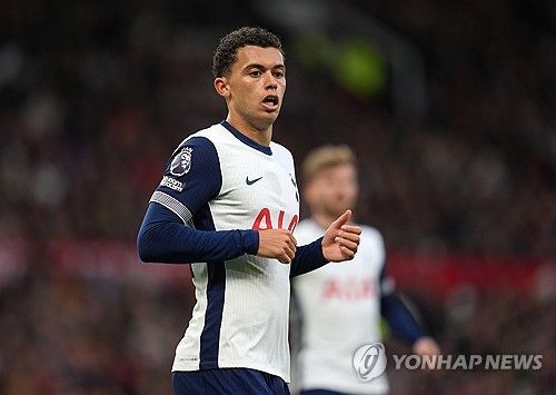 웨일스가 12일(한국시간) 아이슬란드 레이캬비크에 있는 라우가르달스뵐루르 경기장에서 열린 아이슬란드와의 2024-2025시즌 유럽축구연맹(UEFA) 네이션스리그 리그B H조 3차전에서 2-2로 비겼다.&nbsp; 브레넌 존슨이 선제 골을 터뜨리며 공식전 7경기 연속골을 터뜨렸다. 웨일스는 2-2로 비겼다. 연합뉴스