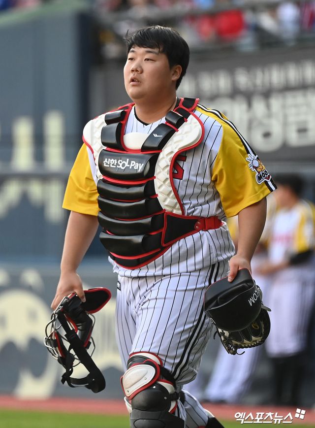 LG 트윈스 김범석이 올해 정규시즌 경기에서 포수 장비를 착용한 뒤 경기를 준비하고 있다. 김범석은 LG의 준플레이오프 출장자 명단에서 제외됐다가, 삼성 라이온즈와의 플레이오프를 앞두고 엔트리 승선에 성공했다. 우타 거포로서 장점을 발휘해야 한다. 엑스포츠뉴스 DB