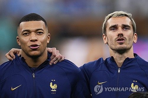 프랑스 매체 '풋 메르카토'는 12일(한국시간) 프랑스 대표팀에 불참 후 레알 마드리드 경기를 소화한 음바페가 이번엔 A매치 기간에 스웨덴 수도 스톡홀롬의 한 나이트클럽을 찾은 것이 목격됐다고 보도했다.&nbsp; 이날 스웨덴 매체 '아프톤블라데'가 음바페가 목요일 밤 스톡홀름의 식당에서 시간을 보내고 한 나이트클럽으로 향하는 사진을 공개했다.&nbsp;연합뉴스