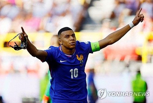 프랑스 매체 '풋 메르카토'는 12일(한국시간) 프랑스 대표팀에 불참 후 레알 마드리드 경기를 소화한 음바페가 이번엔 A매치 기간에 스웨덴 수도 스톡홀롬의 한 나이트클럽을 찾은 것이 목격됐다고 보도했다.&nbsp; 이날 스웨덴 매체 '아프톤블라데'가 음바페가 목요일 밤 스톡홀름의 식당에서 시간을 보내고 한 나이트클럽으로 향하는 사진을 공개했다.&nbsp;연합뉴스