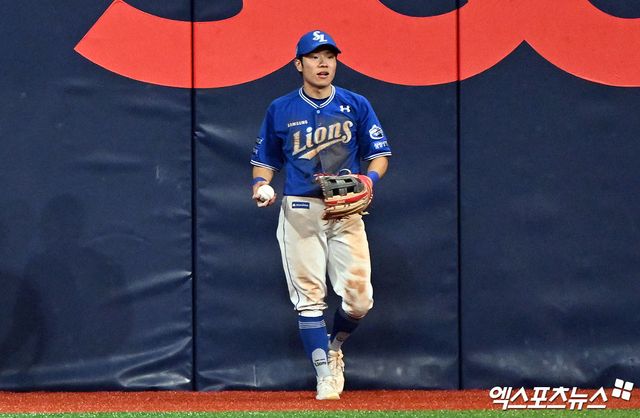 29일 오후 서울 구로구 고척스카이돔에서 열린 '2024 신한 SOL Bank KBO리그' 삼성 라이온즈와 키움 히어로즈의 경기, 삼성이 연장 11회초 구자욱의 솔로 홈런에 힘입어 키움에 1:0 승리를 거뒀다. 11회말 1사 삼성 김지찬이 키움 송성문의 타구를 잡아내고 있다. 엑스포츠뉴스DB