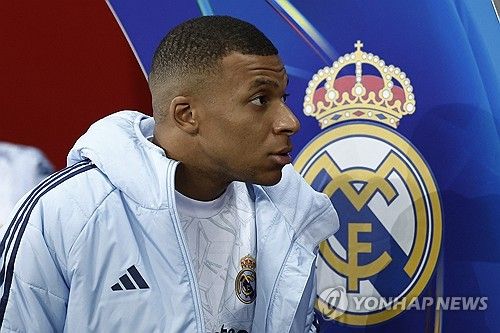 프랑스 매체 '풋 메르카토'는 12일(한국시간) 프랑스 대표팀에 불참 후 레알 마드리드 경기를 소화한 음바페가 이번엔 A매치 기간에 스웨덴 수도 스톡홀롬의 한 나이트클럽을 찾은 것이 목격됐다고 보도했다.&nbsp; 이날 스웨덴 매체 '아프톤블라데'가 음바페가 목요일 밤 스톡홀름의 식당에서 시간을 보내고 한 나이트클럽으로 향하는 사진을 공개했다.&nbsp;연합뉴스