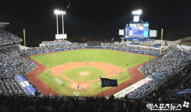 삼성과 LG는 13일 대구 삼성라이온즈파크에서 '2024 신한 SOL Bank KBO 포스트시즌' 플레이오프(5전 3승제) 1차전을 펼친다. 경기장은 만원관중(2만 3550석)으로 가득 찰 예정이다. 엑스포츠뉴스 DB