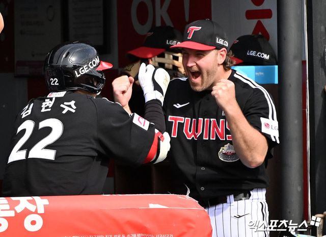 LG 투수 엔스(오른쪽)는 14일 대구 삼성라이온즈파크에서 열릴 '2024 신한 SOL Bank KBO 포스트시즌' 삼성과 플레이오프 2차전(5전 3승제)에서 선발 등판할 계획이다. 엔스의 투구에 따라 LG는 시리즈 우세로 가느냐 밀리느냐가 결정된다. 엔스의 호투가 절실하다. 엑스포츠뉴스 DB
