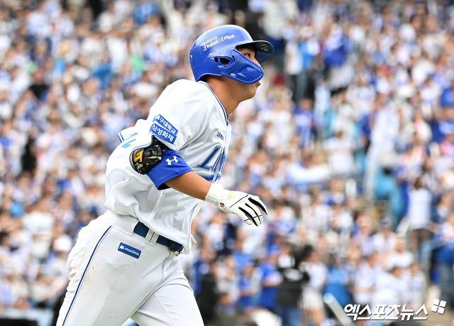 13일 오후 대구삼성라이온즈파크에서 열린 '2024 신한 SOL Bank KBO 포스트시즌' LG 트윈스와 삼성 라이온즈의 플레이오프 1차전 경기, 4회말 삼성 김영웅이 솔로 홈런을 날린 후 그라운드를 돌고 있다. 대구, 김한준 기자