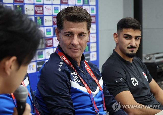 이라크 축구 국가대표팀 헤수스 카사스 감독(왼쪽)과 메르차스 도스키 선수가 14일 경기도 용인미르스타디움에서 열린 북중미 월드컵 아시아지역 예선 한국전 공식 기자회견에서 통역의 말을 듣고 있다 연합뉴스