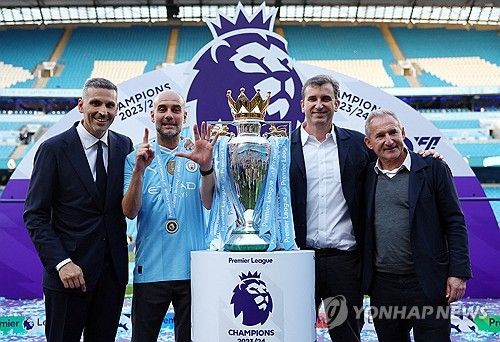 영국 매체 더 타임즈가 15일(한국시간) 잉글랜드축구협회(FA)가 과르디올라 감독과 비공식적으로 연락해 다음 대표팀 감독직에 관해 대화를 나눴다고 전했다.&nbsp;연합뉴스