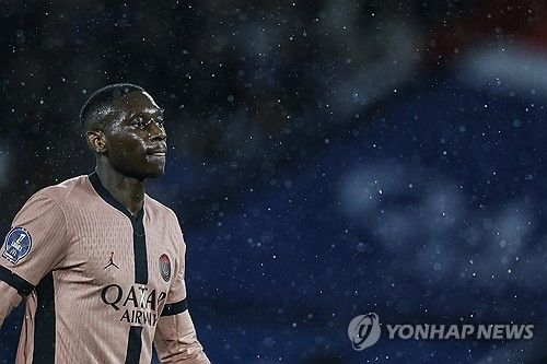 프랑스는 15일(한국시간) 벨기에 브뤼셀에 위치한 킹 보두앵 스타디움에서 열린 벨기에와의 2024-2025시즌 유럽축구연맹(UEFA) 네이션스리그A 2조 4차전에서 2-1 승리를 거뒀다. 이날 프랑스는 PSG에서 이강인에게 밀려 이적을 고민 중인 랑달 콜로 무아니의 페널티킥 선제골과 헤더 결승골에 힘입어 벨기에 원정에서 승점 3점을 챙겼다. 연합뉴스