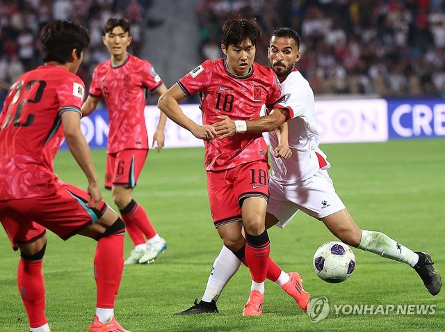 10일(현지시간) 요르단 암만국제경기장에서 열린 2026 피파 북중미월드컵 아시아 3차 예선 3차전 한국과 요르단의 경기. 이강인이 상대 견제를 받고 있다. 연합뉴스