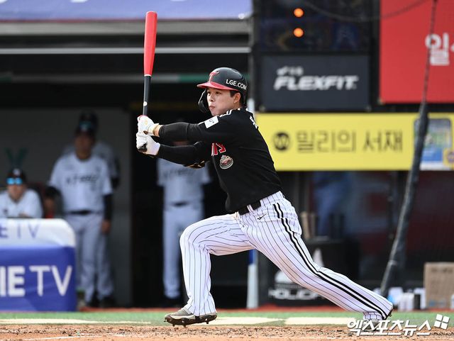 LG 외야수 문성주는 현재 햄스트링 통증을 호소하고 있다. 그의 이탈은 곧 LG 공격력 약화로 이어진다. 엑스포츠뉴스 DB