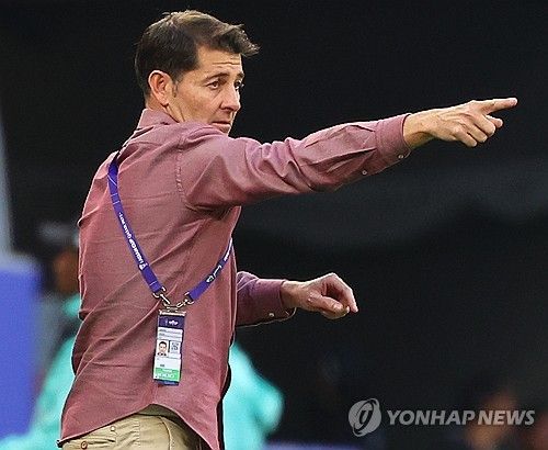 카사스 감독이 14일 용인미르스타디움에서 진행된 대한민국과의 2026 국제축구연맹(FIFA) 북중미 월드컵(캐나다-미국-멕시코 공동개최) 아시아 지역 3차 예선 B조 4차전을 앞두고 열린 기자회견에서 현재의 한국 대표팀이 아시안컵 당시보다 더 뛰어나다고 평가했다. 연합뉴스