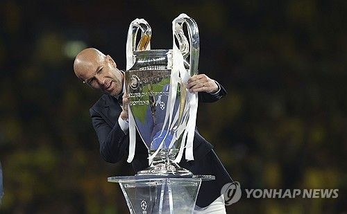 스페인 매체 '엘나시오날'이 지난 14일(한국시간) 지네딘 지단이 맨유가 에릭 텐 하흐 감독을 대신해 감독직에 앉힐 경우, 이미 첫 영입 선수까지 고려하고 있다고 전했다.&nbsp;연합뉴스