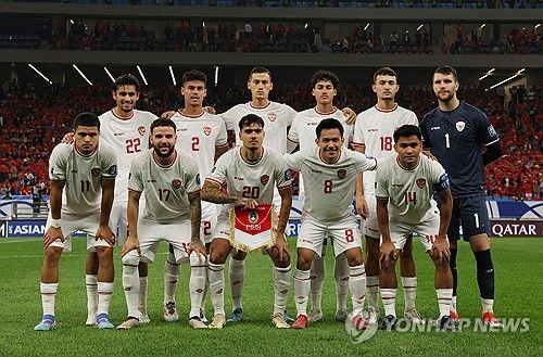 신태용 감독이 이끄는 인도네시아 축구 국가대표팀이 15일(한국시간) 중국 칭다오에 있는 칭다오 유소년 축구 경기장에서 열린 중국과의 2026 국제축구연맹(FIFA) 북중미 월드컵(캐나다-미국-멕시코 공동개최) 아시아 지역 3차 예선 C조 4차전에서 1-2로 패했다. 인도네시아는 앞서 사우디아라비아, 호주, 바레인 등 난적들과 연달아 비기며 승점 3을 챙겼다. 중국은 앞서 3연패를 해 인도네시아가 3차 예선에서 사상 첫 승을 거둘 거란 기대감이 컸다. 하지만 중국의 피지컬에 밀리며 첫 패배를 당했다.&nbsp; 연합뉴스