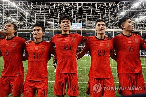 신태용 감독이 이끄는 인도네시아 축구 국가대표팀이 15일(한국시간) 중국 칭다오에 있는 칭다오 유소년 축구 경기장에서 열린 중국과의 2026 국제축구연맹(FIFA) 북중미 월드컵(캐나다-미국-멕시코 공동개최) 아시아 지역 3차 예선 C조 4차전에서 1-2로 패했다. 인도네시아는 앞서 사우디아라비아, 호주, 바레인 등 난적들과 연달아 비기며 승점 3을 챙겼다. 중국은 앞서 3연패를 해 인도네시아가 3차 예선에서 사상 첫 승을 거둘 거란 기대감이 컸다. 하지만 중국의 피지컬에 밀리며 첫 패배를 당했다.&nbsp; 연합뉴스