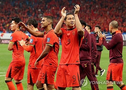 신태용 감독이 이끄는 인도네시아 축구 국가대표팀이 15일(한국시간) 중국 칭다오에 있는 칭다오 유소년 축구 경기장에서 열린 중국과의 2026 국제축구연맹(FIFA) 북중미 월드컵(캐나다-미국-멕시코 공동개최) 아시아 지역 3차 예선 C조 4차전에서 1-2로 패했다. 인도네시아는 앞서 사우디아라비아, 호주, 바레인 등 난적들과 연달아 비기며 승점 3을 챙겼다. 중국은 앞서 3연패를 해 인도네시아가 3차 예선에서 사상 첫 승을 거둘 거란 기대감이 컸다. 하지만 중국의 피지컬에 밀리며 첫 패배를 당했다.&nbsp; 연합뉴스