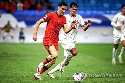 신태용 감독이 이끄는 인도네시아 축구 국가대표팀이 15일(한국시간) 중국 칭다오에 있는 칭다오 유소년 축구 경기장에서 열린 중국과의 2026 국제축구연맹(FIFA) 북중미 월드컵(캐나다-미국-멕시코 공동개최) 아시아 지역 3차 예선 C조 4차전에서 1-2로 패했다. 인도네시아는 앞서 사우디아라비아, 호주, 바레인 등 난적들과 연달아 비기며 승점 3을 챙겼다. 중국은 앞서 3연패를 해 인도네시아가 3차 예선에서 사상 첫 승을 거둘 거란 기대감이 컸다. 하지만 중국의 피지컬에 밀리며 첫 패배를 당했다.&nbsp; 연합뉴스