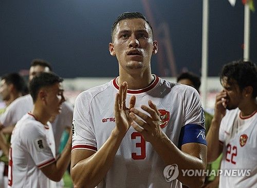신태용 감독이 이끄는 인도네시아 축구 국가대표팀이 15일(한국시간) 중국 칭다오에 있는 칭다오 유소년 축구 경기장에서 열린 중국과의 2026 국제축구연맹(FIFA) 북중미 월드컵(캐나다-미국-멕시코 공동개최) 아시아 지역 3차 예선 C조 4차전에서 1-2로 패했다. 인도네시아는 앞서 사우디아라비아, 호주, 바레인 등 난적들과 연달아 비기며 승점 3을 챙겼다. 중국은 앞서 3연패를 해 인도네시아가 3차 예선에서 사상 첫 승을 거둘 거란 기대감이 컸다. 하지만 중국의 피지컬에 밀리며 첫 패배를 당했다.&nbsp; 연합뉴스