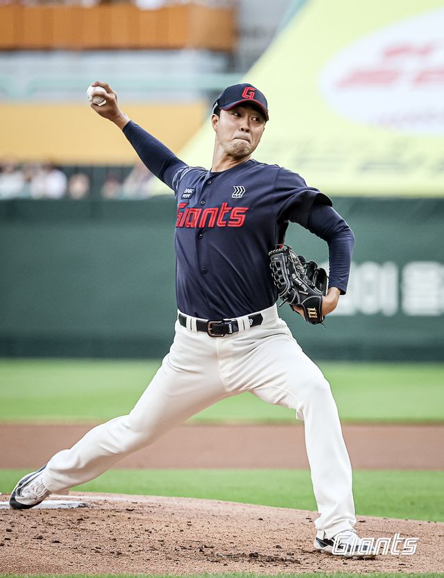 롯데 자이언츠 우완 파이어볼러 유망주 윤성빈이 지난 16일&nbsp;기장-KBO 야구센터에서 열린 고양 히어로즈(키움 퓨처스팀)와의&nbsp;2024 KBO Fall League 경기에서 1이닝 무실점을 기록했다. 사진 롯데 자이언츠