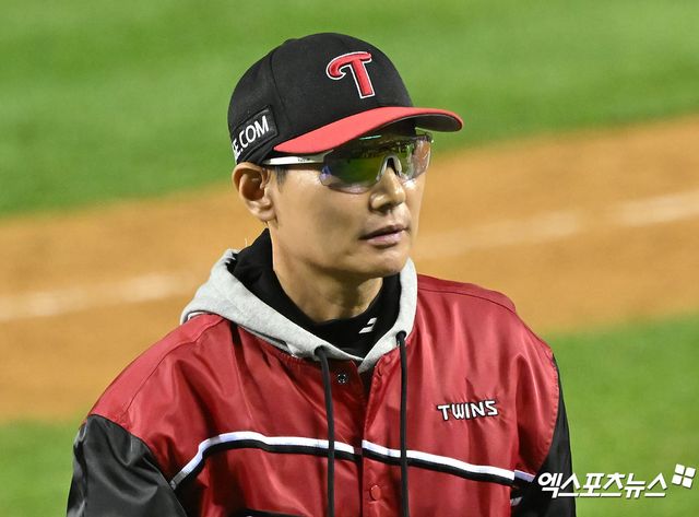 LG 트윈스 염경엽 감독이 17일 서울 잠실야구장에서 열린 삼성 라이온즈와의 플레이오프 3차전에서 승리한 뒤 더그아웃으로 들어가고 있다. 잠실, 김한준 기자
