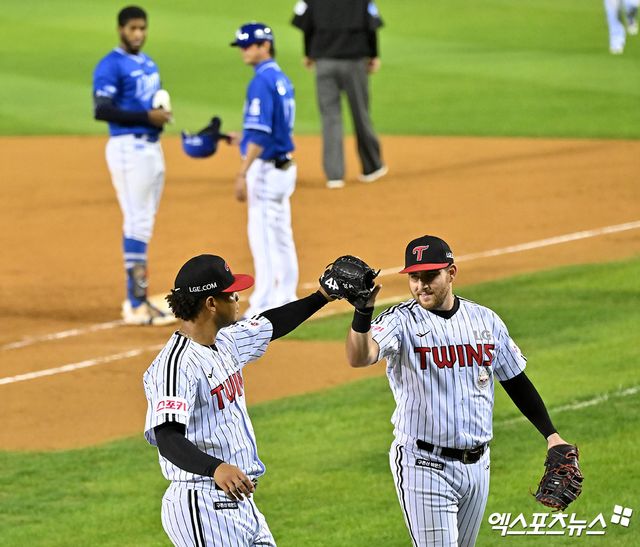 LG 투수 에르난데스는 17일 잠실구장에서 열린 '2024 신한 SOL Bank KBO 포스트시즌' 삼성과 플레이오프(5전 3승제) 3차전에서 구원 등판했다. 이날 3⅔이닝 무실점 인상적인 투구로 승리를 지켰다. 잠실, 김한준 기자
