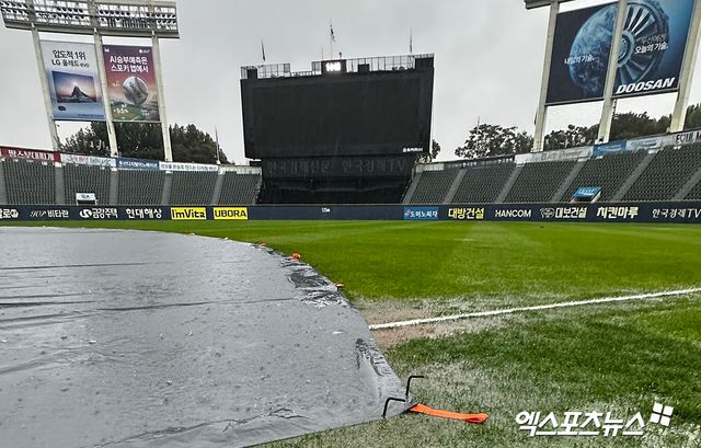 KBO는&nbsp;18일 서울 잠실야구장에서 열릴 예정이었던 LG와 삼성의 2024 신한 SOL Bank KBO 포스트시즌 플레이오프(5전 3승제·삼성 2승 1패) 4차전의 우천 취소를 결정했다. 이날 열리지 못한 게임은 오는 19일 오후 2시 같은 장소에서 치러진다. 사진 김한준 기자
