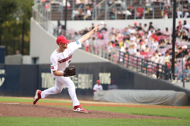 KIA 구단은 18일 '오늘 예정됐던 자체 연습경기는 우천으로 취소됐다. 취소된 자체 연습경기는 내일(19일) 오후 6시에 다시 진행될 계획'이라고 밝혔다. 이날 경기 선발 등판 예정이었던 라우어의 연습경기 투구 장면. KIA 타이거즈