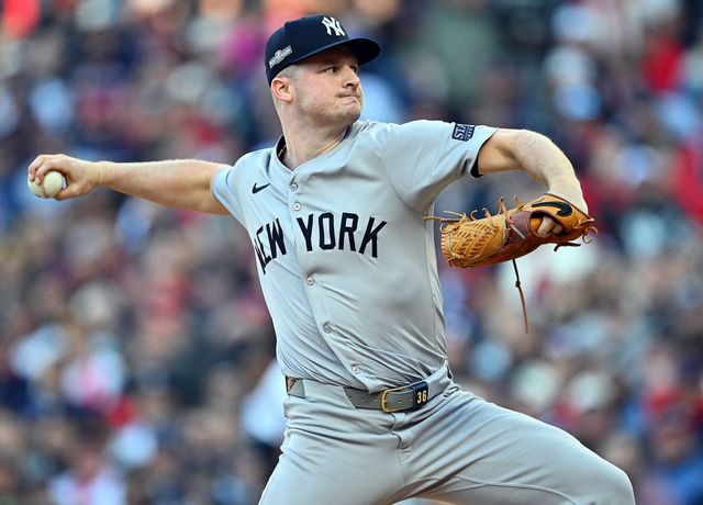 18일 미국 오하이오주 클리블랜드의 프로그레시브필드에서 열린 2024 미국프로야구 메이저리그(MLB) 포스트시즌 아메리칸리그 챔피언십시리즈(ALCS·7전4선승제) 뉴욕 양키스와 클리블랜드 가디언스의 3차전 경기, 1회말 양키스 선발 클락 슈미트가 공을 힘차게 던지고 있다. AFP 연합뉴스