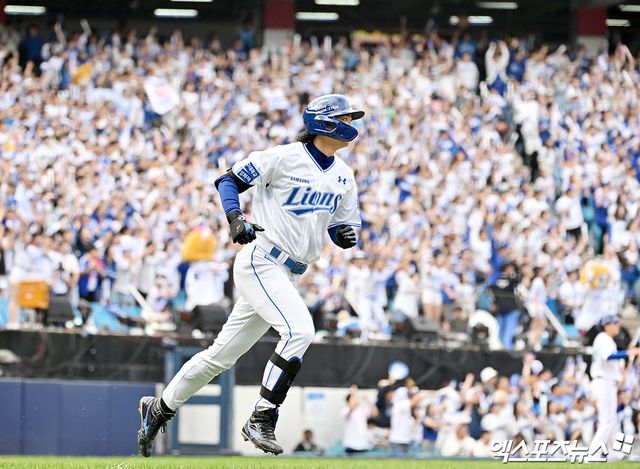 삼성 라이온즈 주장 구자욱이 지난 13일 대구 삼성라이온즈파크에서 열린 LG 트윈스와의 플레이오프 1차전에 선발 출전해 홈런을 친 뒤 베이스를 돌고 있다. 구자욱은 2차전서 왼쪽 무릎을 다쳐 일본에 치료를 받으러 다녀왔다. 향후 경기 출전 여부는 미정이다. 엑스포츠뉴스 DB