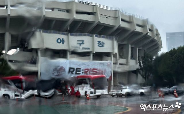 KBO는&nbsp;18일 서울 잠실야구장에서 열릴 예정이었던 LG와 삼성의 2024 신한 SOL Bank KBO 포스트시즌 플레이오프(5전 3승제·삼성 2승 1패) 4차전의 우천 취소를 결정했다. 이날 열리지 못한 게임은 오는 19일 오후 2시 같은 장소에서 치러진다. 사진 김한준 기자