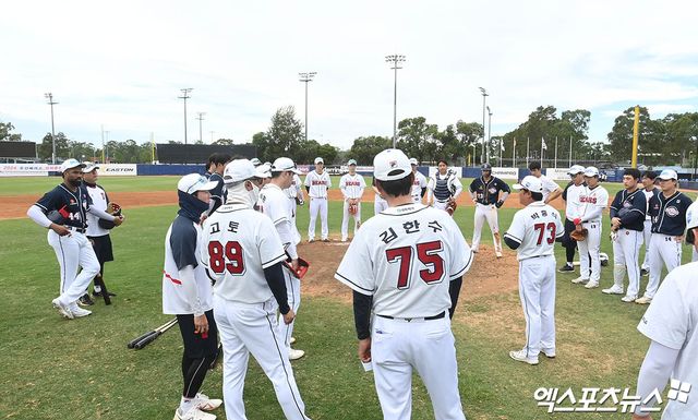 14일 호주 시드니 블랙타운 베이스볼 스타디움에서 2024 두산 베어스 스프링캠프가 진행됐다. 이날 청백전을 마친 두산 선수단이 박흥식 수석코치와 미팅을 갖고 있다. 엑스포츠뉴스 DB