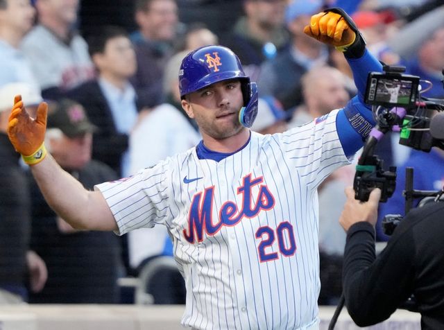 19일 미국 뉴욕주 플러싱의 시티필드에서 열린 2024 미국프로야구 메이저리그(MLB) 포스트시즌 내셔널리그 챔피언십시리즈(NLCS·7전4선승재) LA 다저스와 뉴욕 메츠의 5차전 경기, 메츠가 타선의 활약에 힘입어 다저스를 12:6으로 제압했다. 1회말 1사 1, 2루 메츠 알론소가 스리런 홈런을 친 뒤 기뻐하고 있다. UPI 연합뉴스