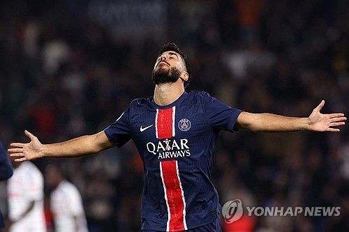 PSG가 20일(한국시간) 프랑스 파리에 있는 파르크 데 프랭스에서 열린 스트라스부르와의 2024-2025시즌 리그1 8라운드 홈 경기에서 4-2 완승을 거뒀다.&nbsp; 이강인이 교체 출전해 4호 골을 터뜨린 가운데, PSG는 개막 후 8경기 무패 행진을 달리며 리그 선두(6승 2무·승점 20·골 득실 +17)를 달렸다. 연합뉴스