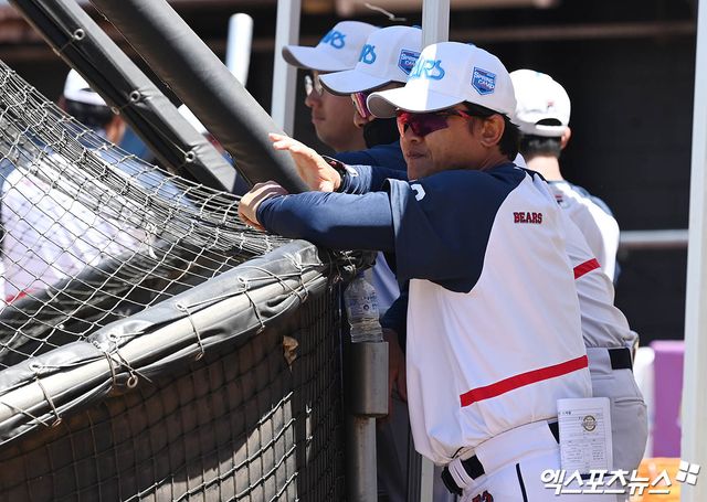13일 호주 시드니 블랙타운 베이스볼 스타디움에서 2024 두산 베어스 스프링캠프가 진행됐다. 두산 박흥식 수석코치가 선수들의 타격 훈련을 지켜보고 있다. 엑스포츠뉴스 DB