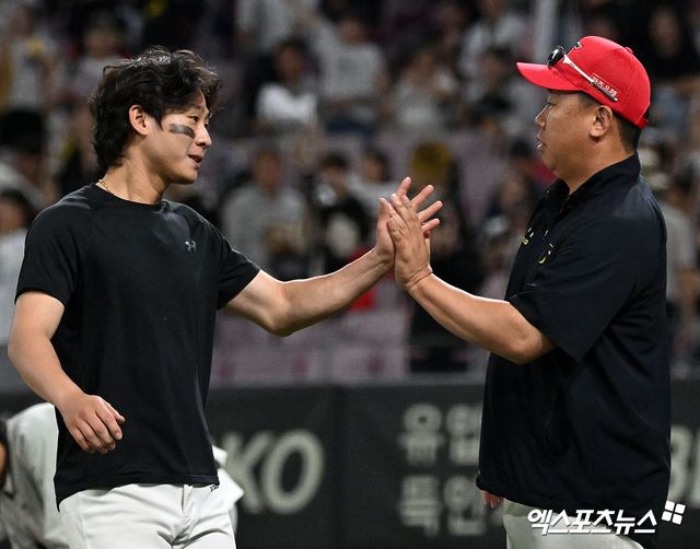 이범호 KIA 감독은 19일 삼성이 LG를 3승1패로 꺾고 한국시리즈 진출을 확정지은 뒤 '삼성이 플레이오프 1~2차전을 이기면서 한국시리즈에서 붙을 팀이 되겠다고 생각했다'며 LG 선수들이 준플레이오프 5차전을 치르고 올라와 다소 지친 느낌 받았음음 알렸다. 엑스포츠뉴스DB