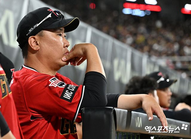 이범호 KIA 감독은 19일 삼성이 LG를 3승1패로 꺾고 한국시리즈 진출을 확정지은 뒤 '삼성이 플레이오프 1~2차전을 이기면서 한국시리즈에서 붙을 팀이 되겠다고 생각했다'며 LG 선수들이 준플레이오프 5차전을 치르고 올라와 다소 지친 느낌 받았음음 알렸다. 엑스포츠뉴스DB