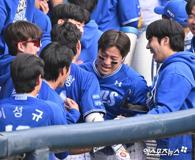성 포수 강민호는 19일 잠실구장에서 열린 '2024 신한 SOL Bank KBO 포스트시즌' LG와 플레이오프(5전 3승제) 4차전에서 7번타자 포수로 선발 출전했다. 도루 저지 2개는 물론, 8회초 답답한 흐름을 깬 솔로포를 터트려 팀 승리에 힘을 보탰다. 잠실, 김한준 기자