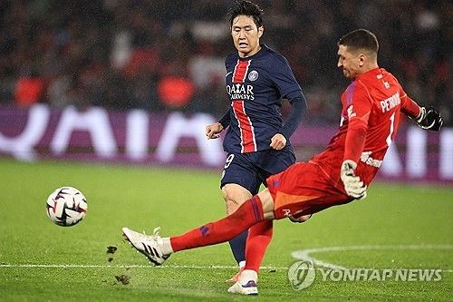 PSG가 20일(한국시간) 프랑스 파리에 있는 파르크 데 프랭스에서 열린 스트라스부르와의 2024-2025시즌 리그1 8라운드 홈 경기에서 4-2 완승을 거뒀다.&nbsp; 이강인이 교체 출전해 4호 골을 터뜨린 가운데, PSG는 개막 후 8경기 무패 행진을 달리며 리그 선두(6승 2무·승점 20·골 득실 +17)를 달렸다. 연합뉴스