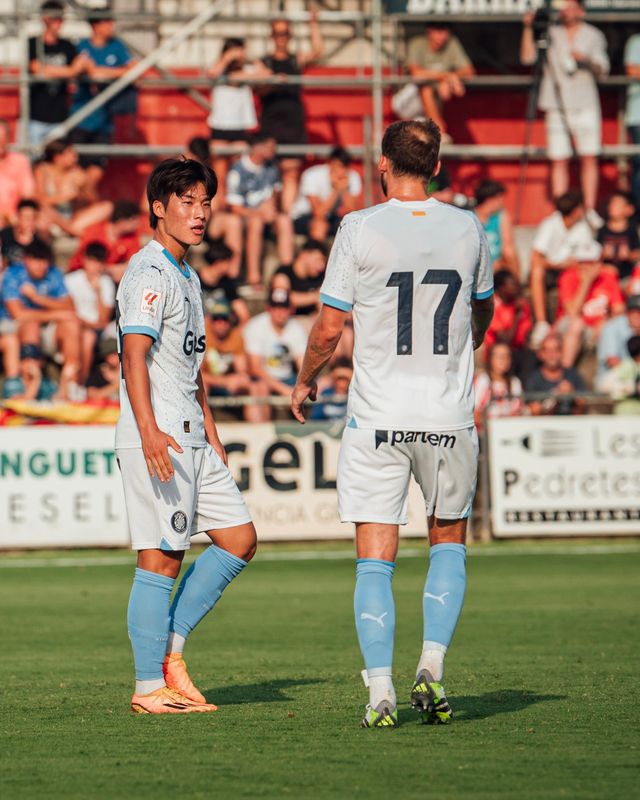 한국인 유망주 김민수의 스페인 라리가 데뷔가 임박했다. 그의 소속팀 지로나는 20일 오전 1시30분 레알 소시에다드와 홈 경기를 치르는데 김민수는 이 경기 대비 훈련에 참가한 것으로 알려졌다. 김민수가 출격하면 한국인 라리가 8호가 된다. 이천수, 이호진, 박주영, 김영규, 이강인, 백승호, 기성용이 앞서 라리가에서 데뷔한 한국 선수들이다. 지로나