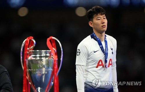 영국 매체 더선은 18일(한국시간) 알렉스 퍼거슨은 맨체스터 유나이티드만이 자신에게 유일한 클럽이었던 이유를 공개하며 아스널과 토트넘 홋스퍼를 무시했다고 보도했다. 매체에 따르면 퍼거슨은 과거 토트넘과 아스널의 제의를 받은 적이 있으나 맨유로 가기 위해 두 팀의 감독 제의를 거절했다고 고백했다. 연합뉴스