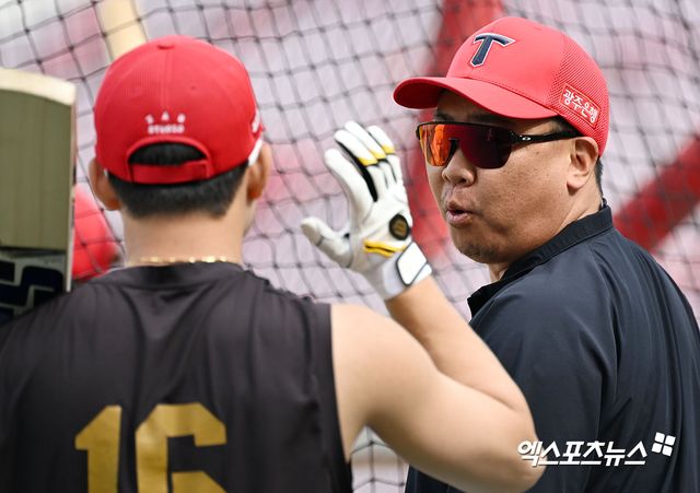 이범호 KIA 감독은 19일 삼성이 LG를 3승1패로 꺾고 한국시리즈 진출을 확정지은 뒤 '삼성이 플레이오프 1~2차전을 이기면서 한국시리즈에서 붙을 팀이 되겠다고 생각했다'며 LG 선수들이 준플레이오프 5차전을 치르고 올라와 다소 지친 느낌 받았음음 알렸다. 엑스포츠뉴스DB