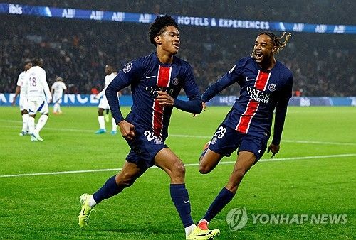 PSG가 20일(한국시간) 프랑스 파리에 있는 파르크 데 프랭스에서 열린 스트라스부르와의 2024-2025시즌 리그1 8라운드 홈 경기에서 4-2 완승을 거뒀다.&nbsp; 이강인이 교체 출전해 4호 골을 터뜨린 가운데, PSG는 개막 후 8경기 무패 행진을 달리며 리그 선두(6승 2무·승점 20·골 득실 +17)를 달렸다. 연합뉴스