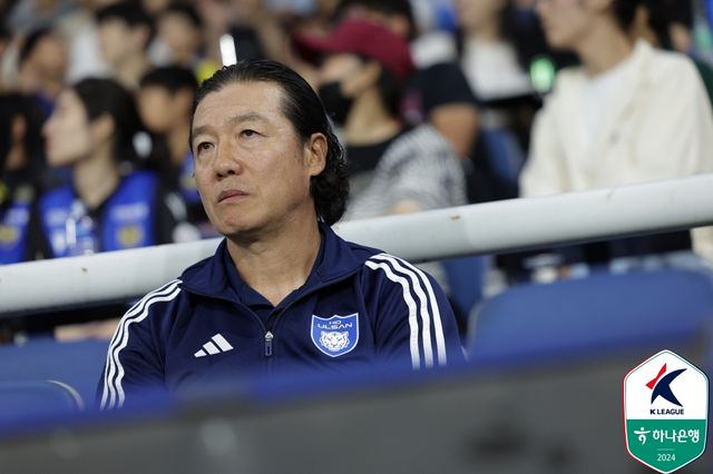 김판곤 감독은 침묵이 길어지고 있는 주민규가 김천 상무와의 중요한 경기에서 터지길 바랐다. 김 감독은 현재 주민규가 동 트기 전 가장 어두운 상태, 화산이 폭발하기 전 가장 조용한 상태라며 주민규의 득점이 터질 때까지 주민규를 믿고 기다리겠다고 말했다. 사진 한국프로축구연맹